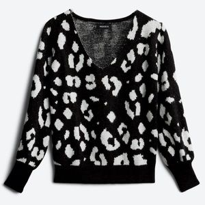 4SI3NNA Black and White Leopard Print Sweater (M)